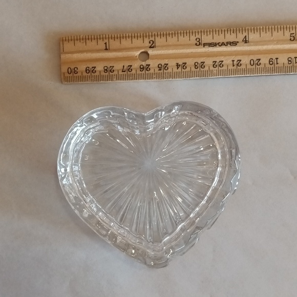 Lead crystal heart shaped dish with lid EUC jewelry box or trinket box LIKE NEW - Picture 7 of 7
